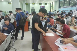 Người dân xếp hàng để làm hồ sơ liên quan đất đai ở TP.HCM