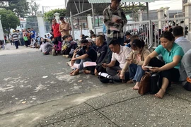 Người dân TP.HCM xếp hàng làm hồ sơ trước ngày bảng giá đất mới có hiệu lực