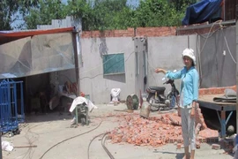 Tháo dỡ nhà vi phạm, 1 công nhân tử vong ở Bình Chánh