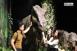Video: Công viên khủng long đầu tiên tại trung tâm thương mại