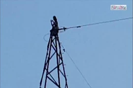 Nóng: Công an giải cứu 1 phụ nữ leo lên cột điện