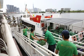 Video: 2 tàu cao tốc triệu đô chở miễn phí 20 tấn nông sản cập bến TP.HCM