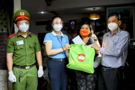TP.HCM: Cán bộ gõ cửa tặng quà cho người nước ngoài khó khăn vì dịch COVID-19