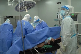 Video: Cứu sống bệnh nhân COVID-19 bị tắc ruột tại Bệnh viện Hồi sức COVID-19