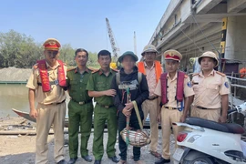 Cảnh sát đường thủy TP.HCM truy đuổi lái ghe đổ thuốc trừ sâu xuống rạch để bắt tôm, cá