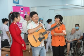 Mang âm nhạc đến bệnh viện đổi lấy liều thuốc quý cho người bệnh
