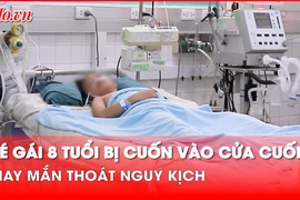 Bé gái 8 tuổi bị cuốn vào cửa cuốn, may mắn thoát nguy kịch
