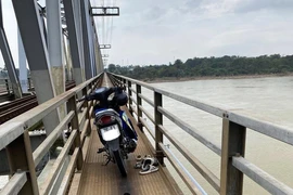 Quảng Ngãi: Người đàn ông ôm 2 cháu nhỏ nhảy cầu, 1 bé tử vong