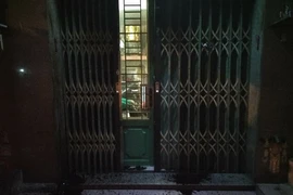 Bị người lạ tạt mắm tôm, dầu nhớt vào nhà