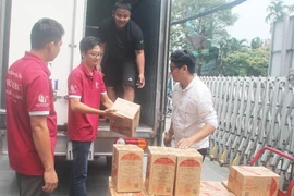 Tặng 1.200 lít nước mắm truyền thống cho bà con vùng lũ