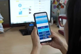 Người dùng đang cài đặt ứng dụng bảo hiểm xã hội số trên điện thoại thông minh. Ảnh: N.HIỀN