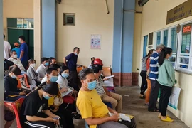 người dân khám, chữa bệnh tại bệnh viện Phạm Ngọc Thạch. Ảnh: NGUYỄN HIỀN