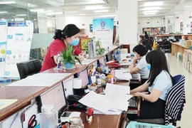 Người dân đến cơ quan BHXH TP.HCM thực hiện các thủ tục BHXH. Ảnh: NGUYỄN HIỀN