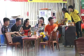 Người dân tổ chức hát karaoke bằng loa khủng gây ồn. Ảnh: HUỲNH TRƯỜNG GIANG