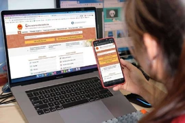 người tham gia chỉ cần ngồi nhà cũng có thể gia hạn BHYT hộ gia đình, đóng BHXH tự nguyện. Ảnh: NH