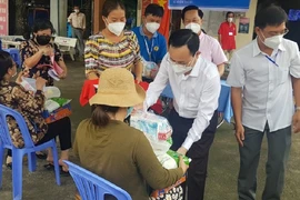 Ông Nguyễn Văn Hiếu, Bí thư TP Thủ Đức tặng quà hỗ trợ cho một số hộ dân trên địa bàn. Ảnh: T.T