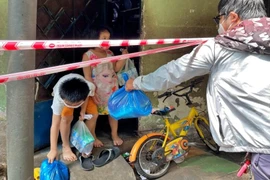 Người dân phường Thạnh Xuân, quận 12 nhận hỗ trợ đợt 1: ảnh: NGUYỄN HIỀN