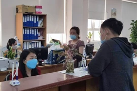 Người dân đến liên hệ cơ quan BHXH TP.HCM. Ảnh:NGUYỄN HIỀN