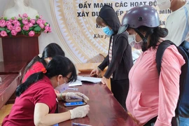 Người dân ở phường 5, quận Gò Vấp nhận hỗ trợ đợt 3. Ảnh: NGUYỄN HIỀN