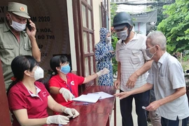 Người dân phường 5 quận Gò Vấp nhận hỗ trợ đợt 3. Ảnh: NGUYỄN HIỀN