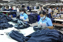 Người lao động đang làm việc tại xưởng sản xuất. Ảnh: PLO