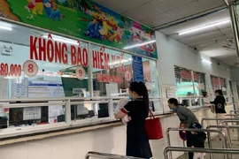 người dân đến đăng ký khám, chữa bệnh cho con tại bệnh viện Nhi Đồng 1. Ảnh: HL