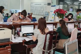 Người dân đến làm thủ tục hành chính tại BHXH TP.HCM. Ảnh : Nguyễn Hiền