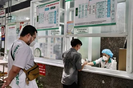  Người dân đến khám bệnh tại Bệnh viện Tai mũi họng TPHCM. Ảnh: HOÀNG LAN
