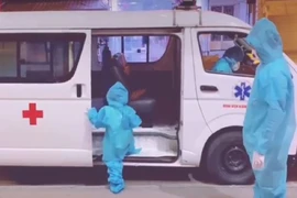 Cha, mẹ có tham gia BHXH phải nghỉ việc chăm con F0 được hưởng chế độ ốm đau. Ảnh: Cắt từ clip