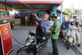 Người dân đổ xăng tại một cây xăng ở quận Bình Thạnh, TP.HCM. Ảnh: HOÀNG GIANG