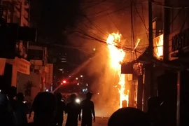 Đám cháy đang được lượng lực chức năng khống chế. Ảnh: Minh Thuận