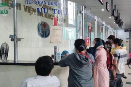 Người dân đến đăng ký khám chữa bệnh tại Bệnh viện Gò Vấp.Ảnh: NGUYỄN HIỀN