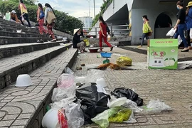 Rác từ chợ tự phát bủa vây hầm Tân Tạo và các tuyến đường quanh KCN Tân Tạo. Ảnh: TRÚC PHƯƠNG