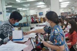 Người dân đến cơ quan BHXH TP.HCM thực hiện các thủ tục BHXH. Ảnh: NGUYỄN HIỀN
