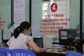 Người lao động đến Trung tâm giới thiệu việc làm TP.HCM làm thủ tục nhận trợ cấp thất nghiệp. Ảnh: MT