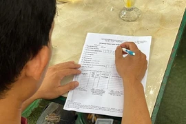 Người dân đang khai thông tin để cập nhật trong CSDL quốc gia về dân cư. Ảnh: HỮU ĐĂNG