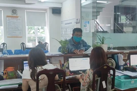 Người lao động đến cơ quan BHXH TP.HCM để làm các thủ tục liên quan đến BHXH. Ảnh: NGUYỄN HIỀN 