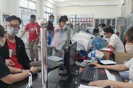 Người dân đến làm thủ tục hành chính tại UBND phường ở quận Gò Vấp, TP.HCM. Ảnh: NGUYỄN HIỀN