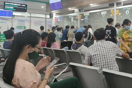 Người dân đến đăng ký khám, chữa bệnh tại bệnh viện Quân y 175. Ảnh: NGUYỄN HIỀN