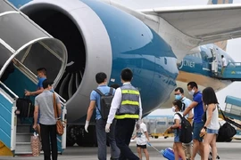 Trẻ em chưa đủ 14 tuổi chưa có giấy khai sinh thì có thể xuất trình giấy chứng sinh khi đi máy bay. Ảnh: PHAN TUYẾN
