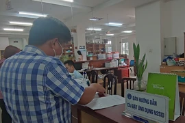 Người dân đến cơ quan BHXH TP.HCM làm thủ tục liên quan đến BHXH. Ảnh: NGUYỄN HIỀN