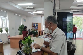 Người dân đến cơ quan BHXH TP.HCM thực hiện các thủ tục hành chính. Ảnh: Nguyễn Hiền