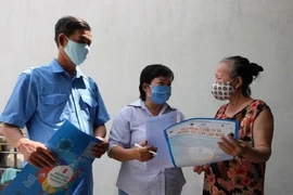 Cán bộ khu phố phường Hiệp Bình Phước, TP Thủ Đức hỗ trợ người dân. Ảnh: THANH TUYỀN 