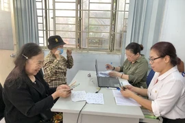 Người dân tại TP.HCM nhận lương hưu theo mức tăng mới. Ảnh: Thế Mỹ