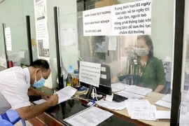 Người dân làm thủ tục hưởng trợ cấp thất nghiệp tại Trung tâm Dịch vụ việc làm TP.HCM. Ảnh: NGUYỆT NHI