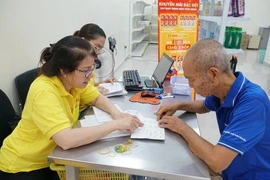Người dân đang nhận lương hưu, trợ cấp BHXH tại TP.HCM. Ảnh: CTV