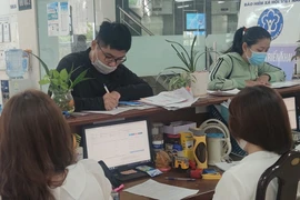 Người dân đến làm thủ tục hành chính tại cơ quan BHXH TP.HCM. Ảnh: NGUYỄN HIỀN