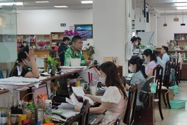 Người dân đến liên hệ làm việc tại BHXH TP.HCM. Ảnh: NGUYỄN HIỀN