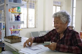 Người cao tuổi không có lương hưu sẽ nhận trợ cấp xã hội hàng tháng. Ảnh: VL