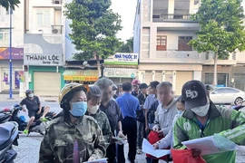 Người dân đến xếp hàng dài rút BHXH 1 lần tại BHXH huyện Hóc Môn (ảnh chụp vào tháng 10-2023). Ảnh: KHÁNH TOÀN